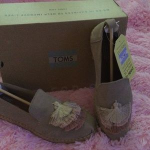 Tom’s Tan Suede Oxford